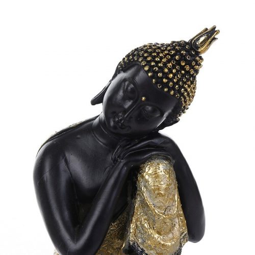 Siyah oturan Buda heykeli