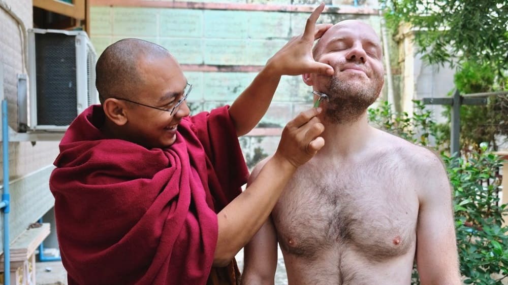 moine bouddhiste se rasent les cheveux
